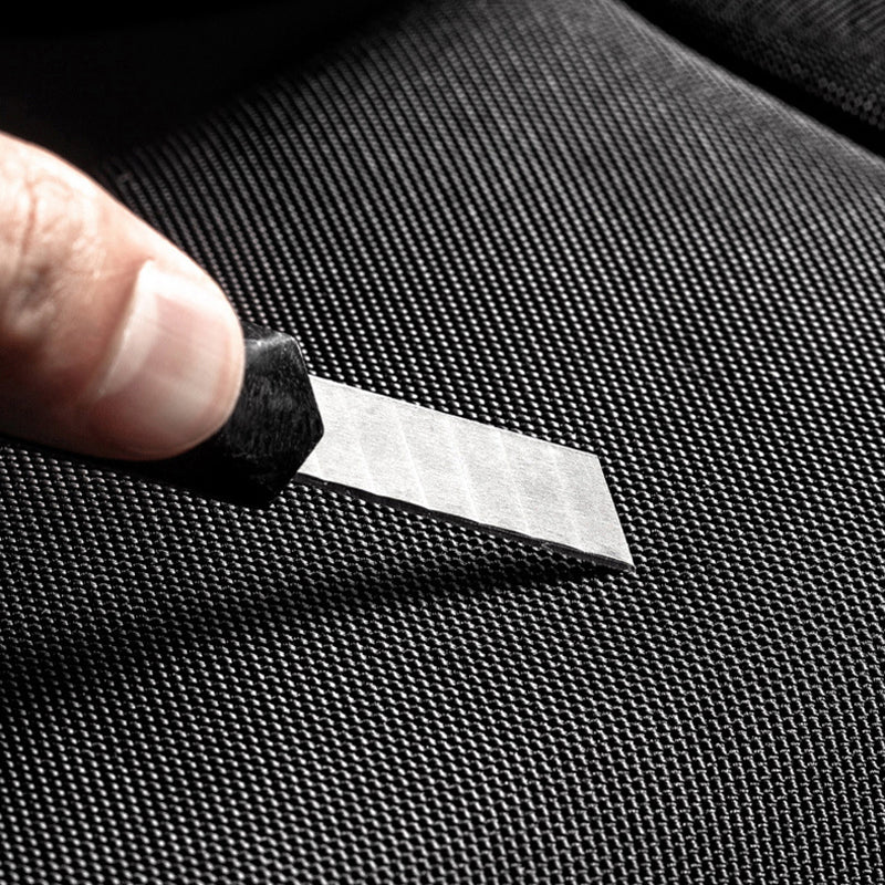 Svart polyester ryggsekk for unisex, solid og slitesterk, ideell som reise- eller hverdagsekk med sikkerhetsfunksjoner.
