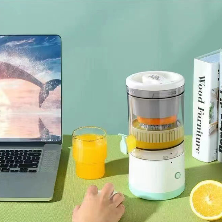 Automatisk elektrisk fruktpresse som lader via USB, praktisk og klar for daglig bruk.