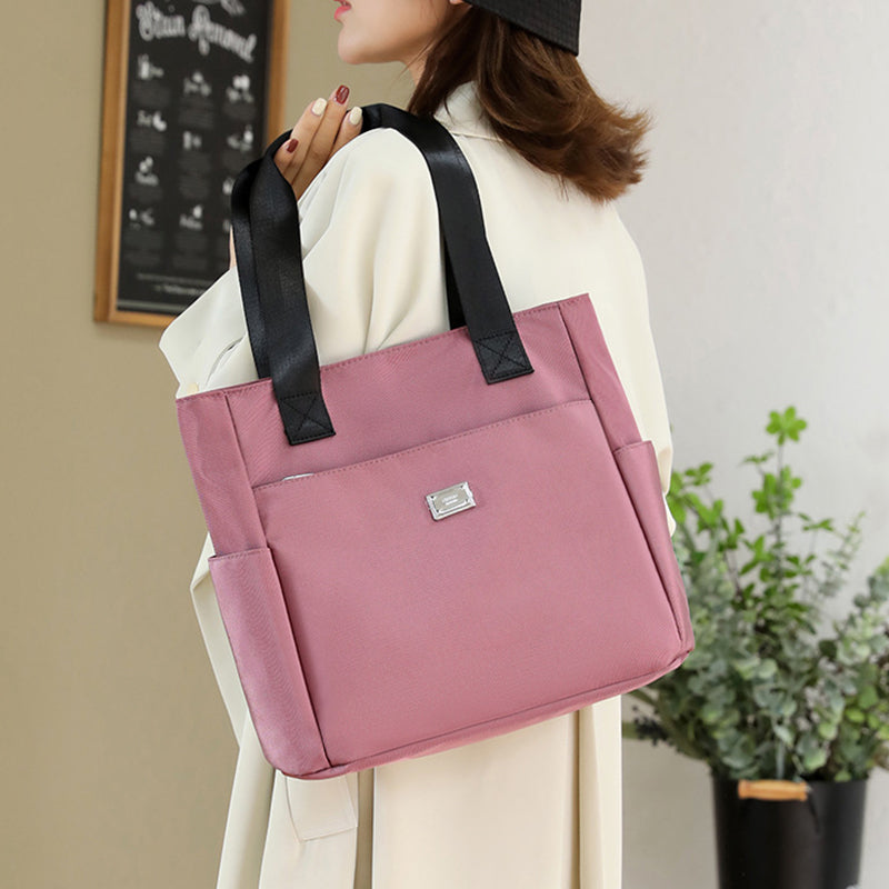 Kompakt og lett vanntett crossbody-veske i nylon, perfekt for aktive dager.