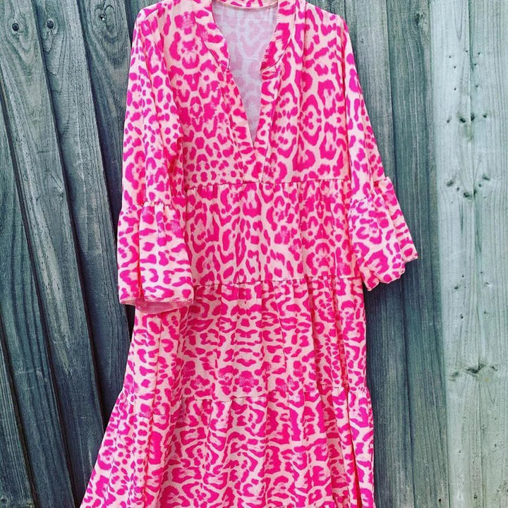 Allsidig leopardmønstret sommerkjole. En elegant og lett damekjole som passer til både fest og hverdag.