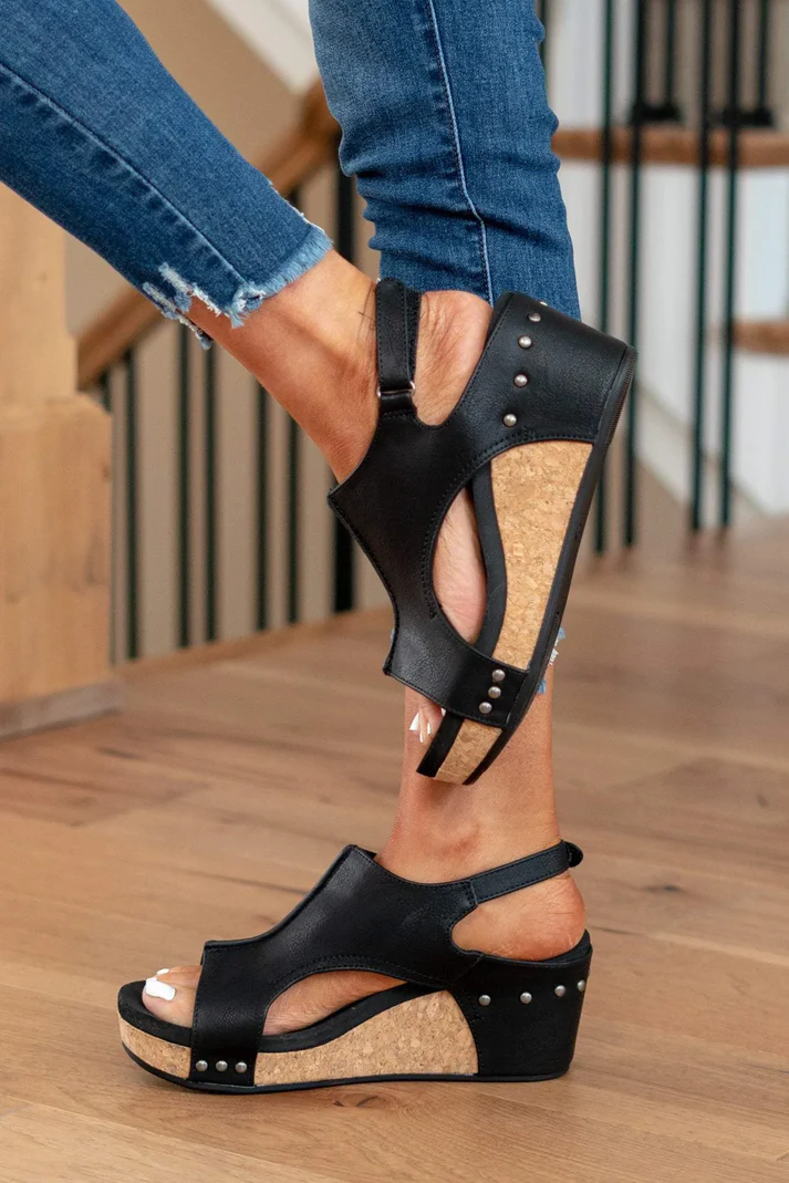 Elegant brun damesandal med kilehæl. Komfortabel sommersko for fritid og fest.