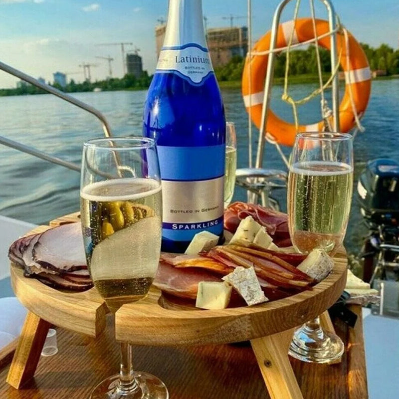Bærbart sammenleggbart vinbord i tre med flaskeholder, perfekt for piknik og utendørs servering.