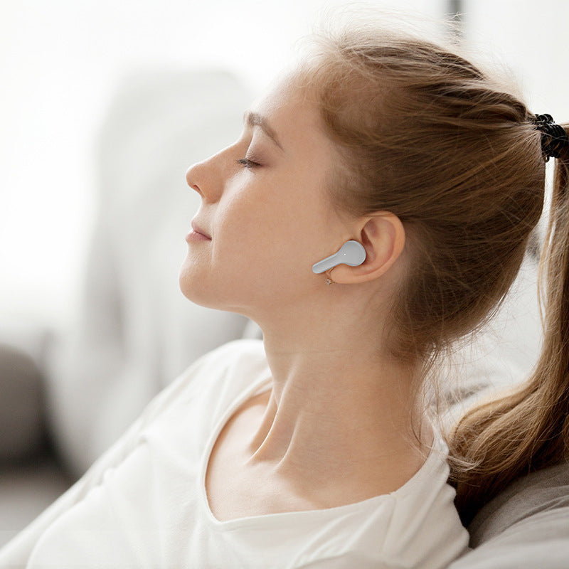Trådløse Bluetooth-ørepropper på et rent underlag, fokus på elegant design.