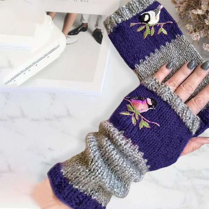 Nærbilde av håndlaget patchwork-broderi på komfortable, varme unisex strikkehansker for vinteren.