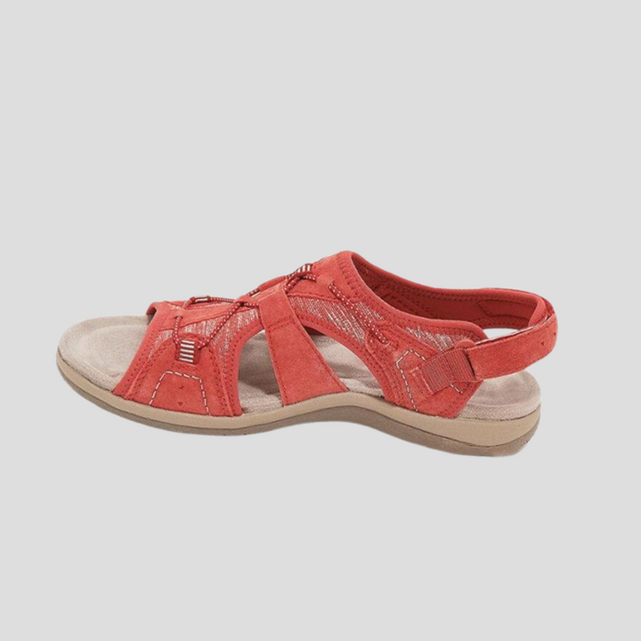 Flerfargede kvinners strappy sandaler med komfortabel kilehæl. Justerbare stropper gjør disse til perfekte sommersko.