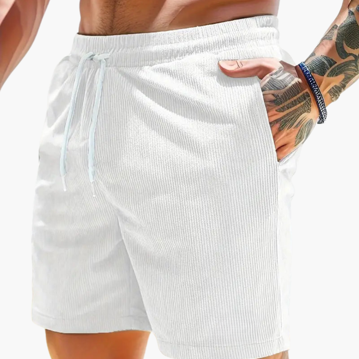 Stilig herre cordshorts i mykt stoff, ideell for sommer og hverdag. Komfortabel passform.