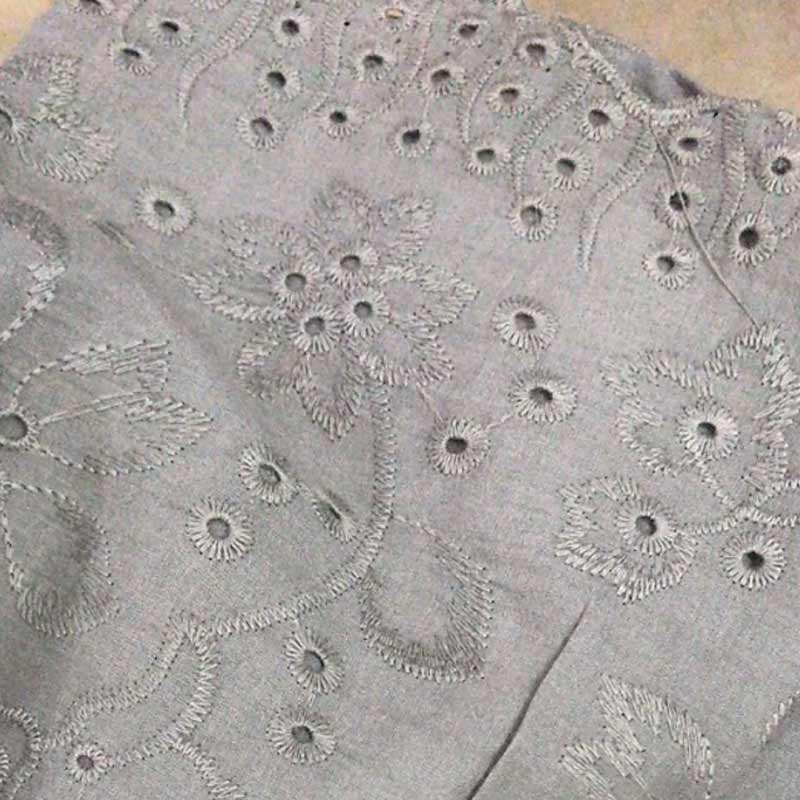 Moderne V-hals damebluse med korte ermer og blonder, elegant og komfortabel for en sofistikert hverdag.