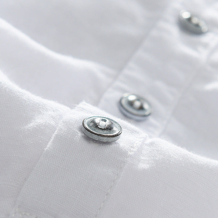 Sommerlig linskjorte med korte ermer for menn, i lett og pustende stoff. Ideell for varme.
