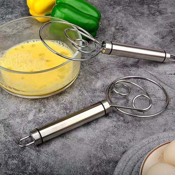 Rustfritt stål deigvisp med ergonomisk håndtak for komfortabel baking. Robust kjøkkenredskap for langvarig bruk.