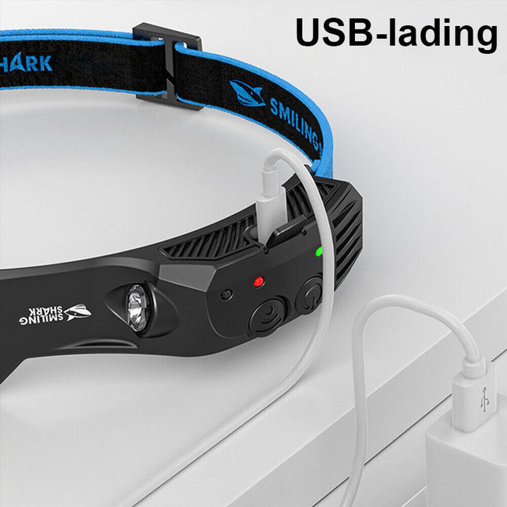 Kompakt USB-oppladbar LED hodelykt for utendørs bruk, med sterk lysstråle for mørke omgivelser.