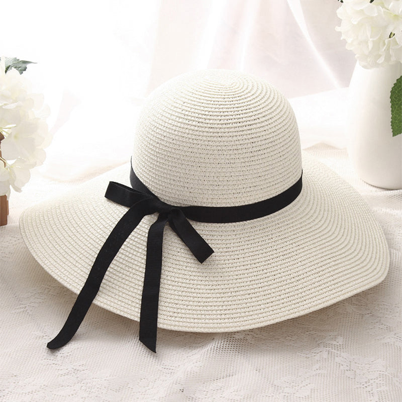 Klassisk sommerhatt for kvinner med bred kant, perfekt som tilbehør på varme dager.