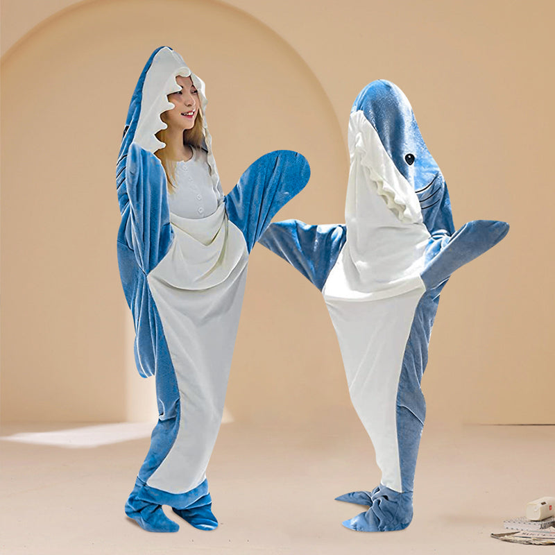 Blå unisex hai-pyjamas i myk fleece. Perfekt kosedress, onesie eller varmt kostyme for hjemmekos.