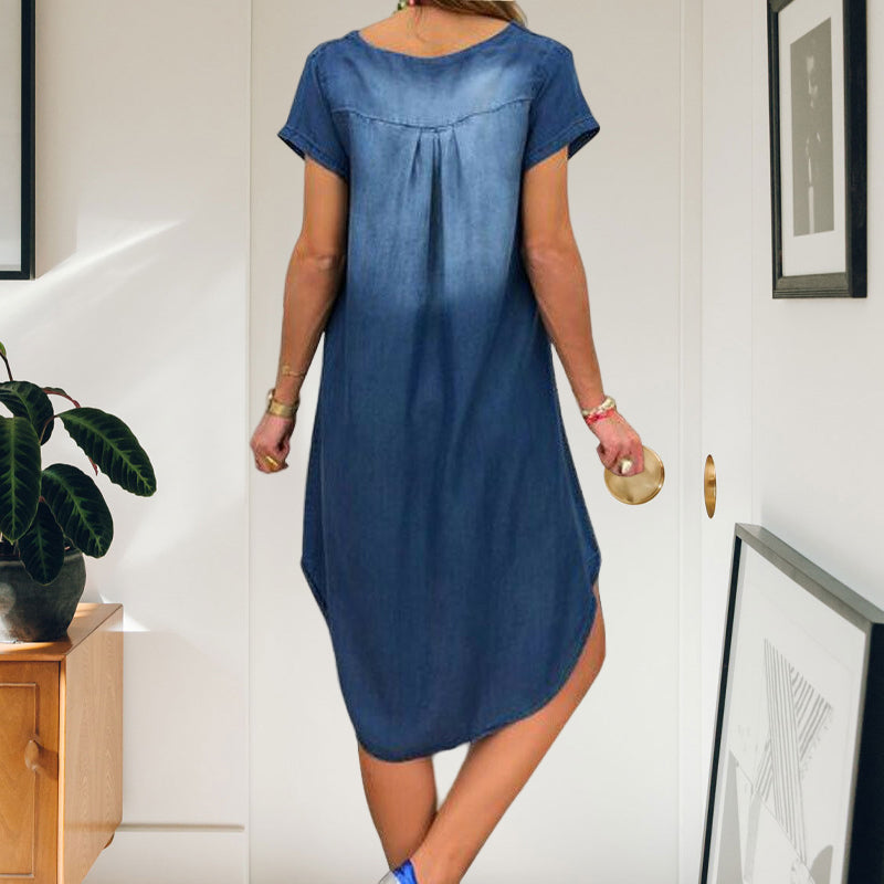 Komfortabel kvinners denimkjole, kortermet, rund hals. Rynket design i blått for en avslappet hverdagstil.