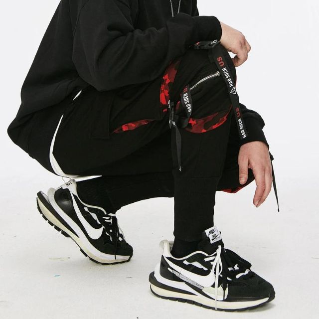 Komfortabel unisex joggebukse i sort, perfekt for streetwear og avslappet fritid.