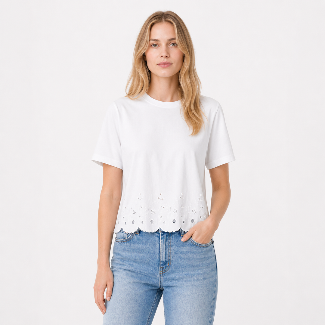 Komfortabel dame t-skjorte med brodert kant. Elegant og allsidig basic topp, perfekt for hverdag og sommer.