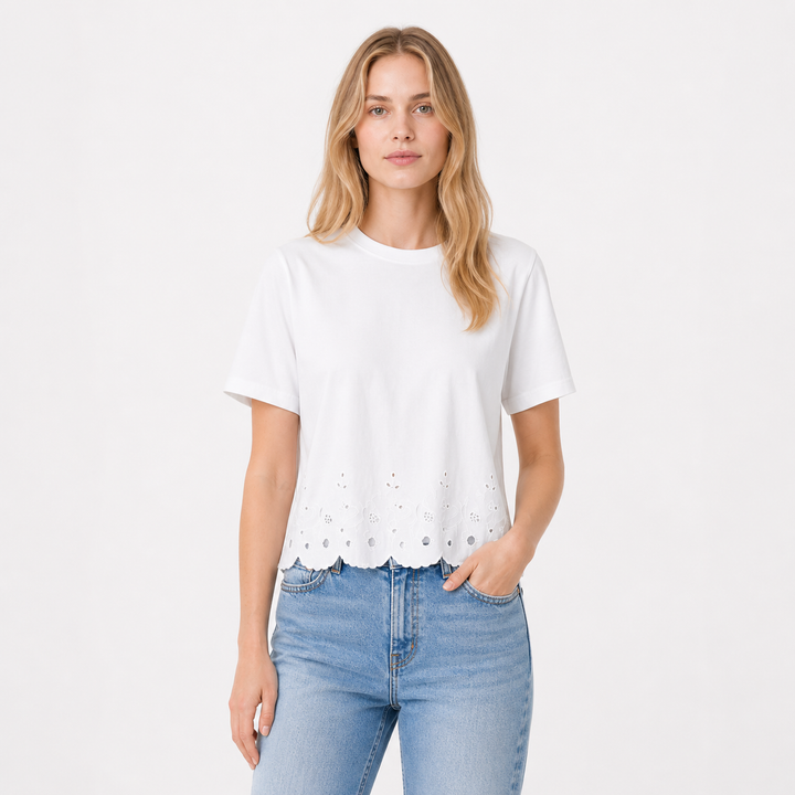 Komfortabel dame t-skjorte med brodert kant. Elegant og allsidig basic topp, perfekt for hverdag og sommer.