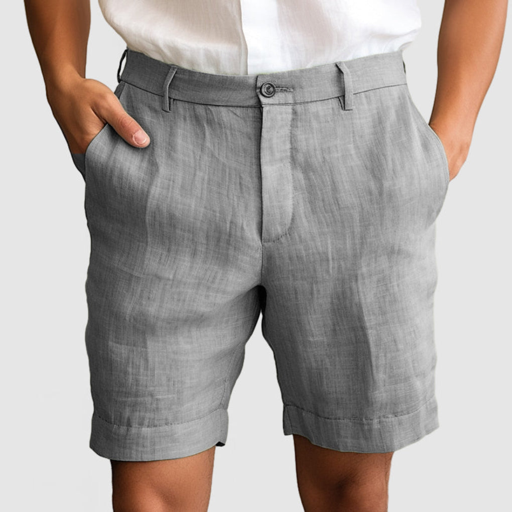 Mann i avslappede sommershorts, kombinert med t-skjorte. Komfortable herreshorts for en stilfull sommer.