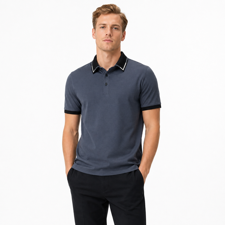 Marineblå herre polo t-skjorte i slim fit, perfekt for sommer, fritid og hverdag. Komfortabel og pustende.