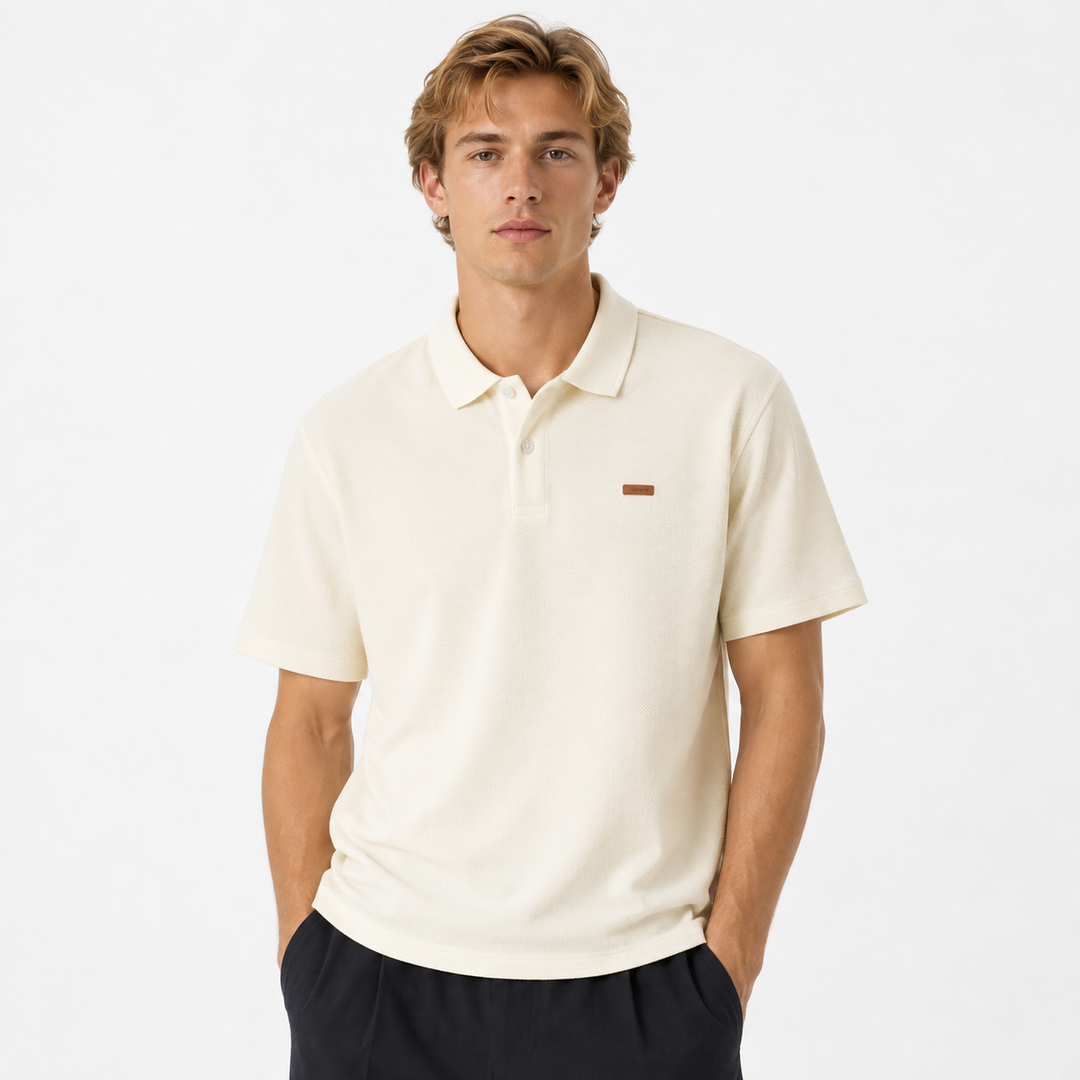 Elegant ribbestrikket herrepolo i retro old money-stil. Perfekt løs passform for sommerlig casual mote.