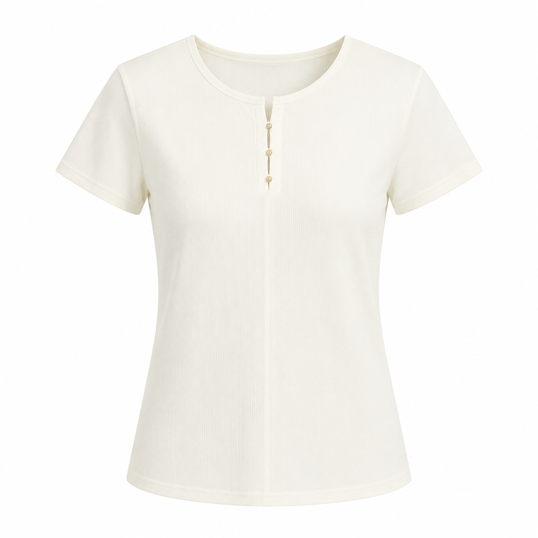 Komfortabel dame sommertopp med kortermet design, cut-out og perleknapper for en feminin stil.
