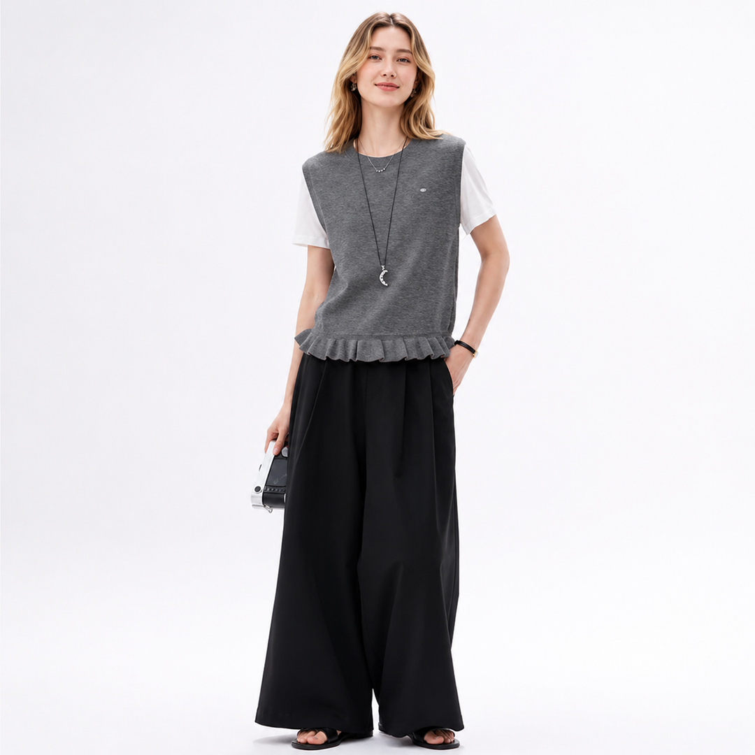 Komfortabel dame t-skjorte med falsk todelt look, kontrast og volanger. Allsidig topp for hverdag.