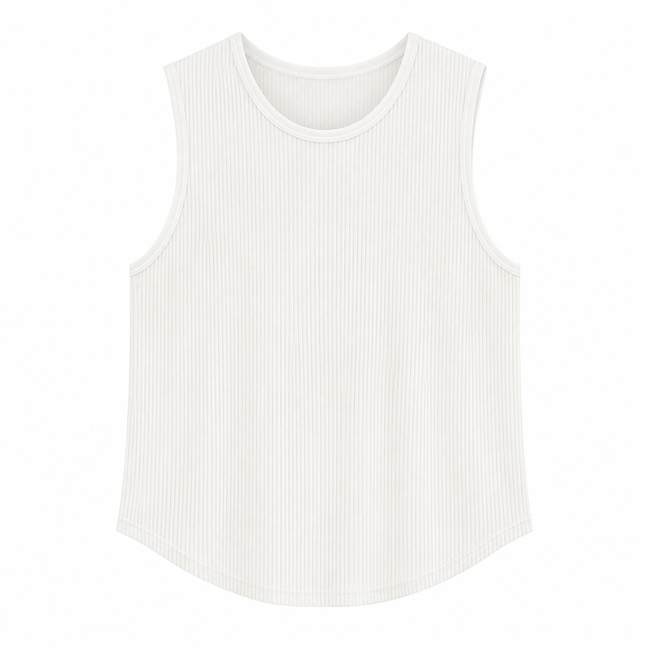 Behagelig hvit ribbestrikket tanktop for menn. Løs og pustende ermeløs sommertopp, ideell for varmt vær.