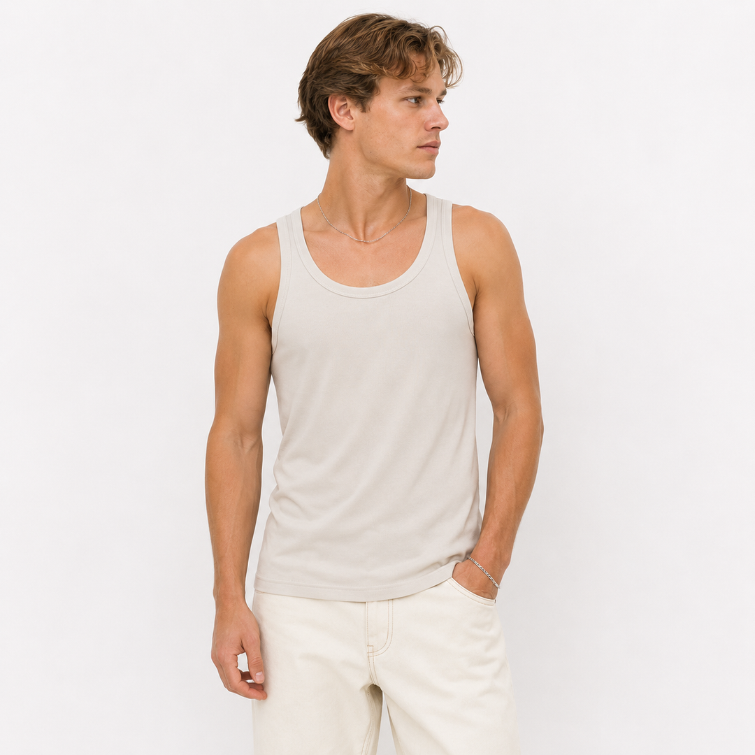 Ribbestrikket herre tank top i klassisk stil, perfekt som undertrøye eller sommertopp.