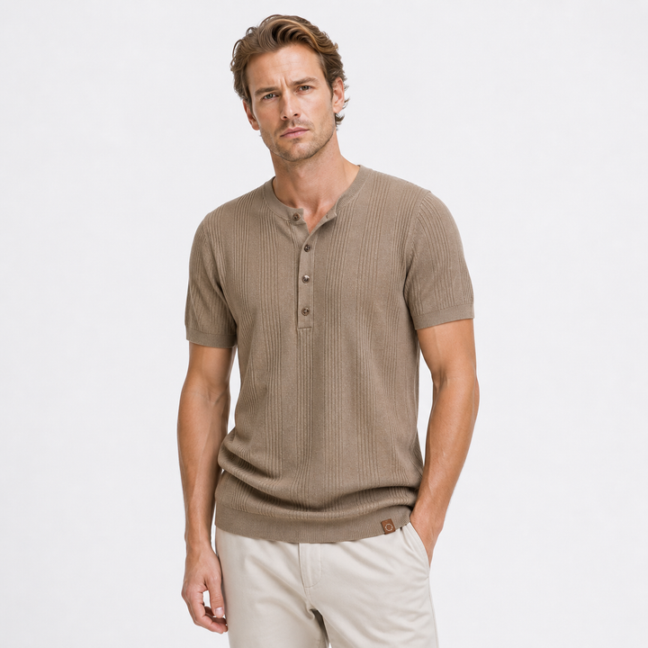 Komfortabel herre Henley t-skjorte med korte ermer, pustende stoff og knapper. Perfekt for sommer.