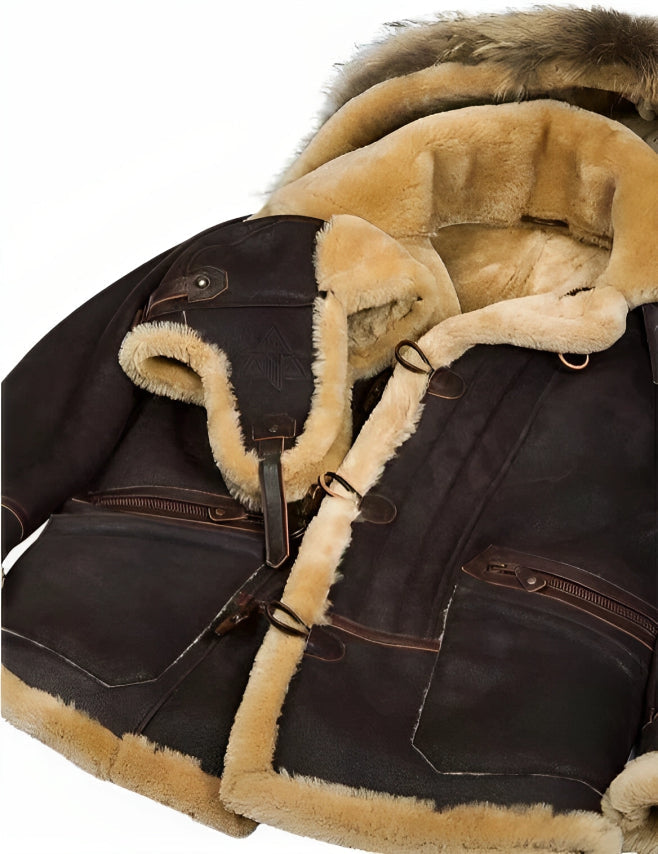 Varm brun herre saueskinnjakke. Komfortabel vinterjakke i ekte skinn for kalde dager, elegant casual.