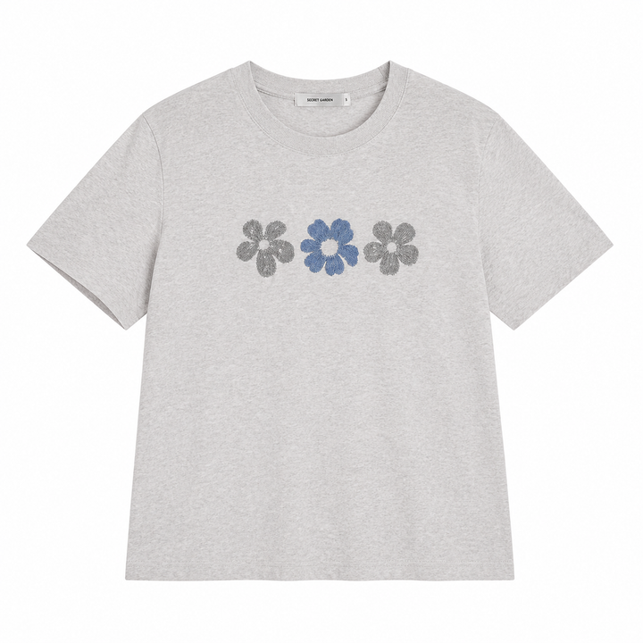 Feminin og lett dame bomullstopp med gult blomsterbroderi. Perfekt for casual sommer og hverdag.