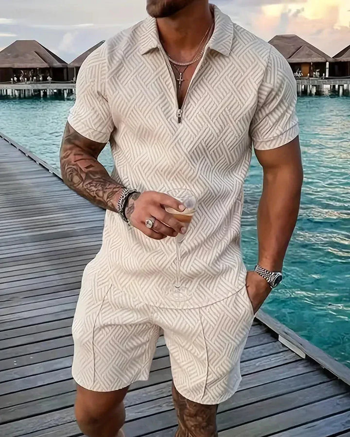 Komfortabel poloshorts med matchende topp for herre. Pustende materiale og praktisk glidelåskrage.
