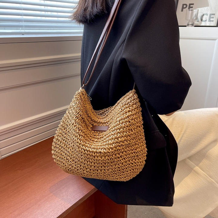 Elegant vevd dame skulderveske i brun og beige, perfekt for sommerlige antrekk og daglig bruk.