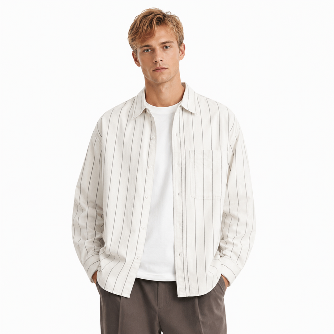 Stripet Oxford-herreskjorte med lange ermer. En klassisk og elegant fritidsskjorte, ideell for kontor og casual bruk.