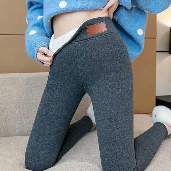 Detalj av den komfortable, høye midjen på varme leggings for kvinner, gir god støtte.