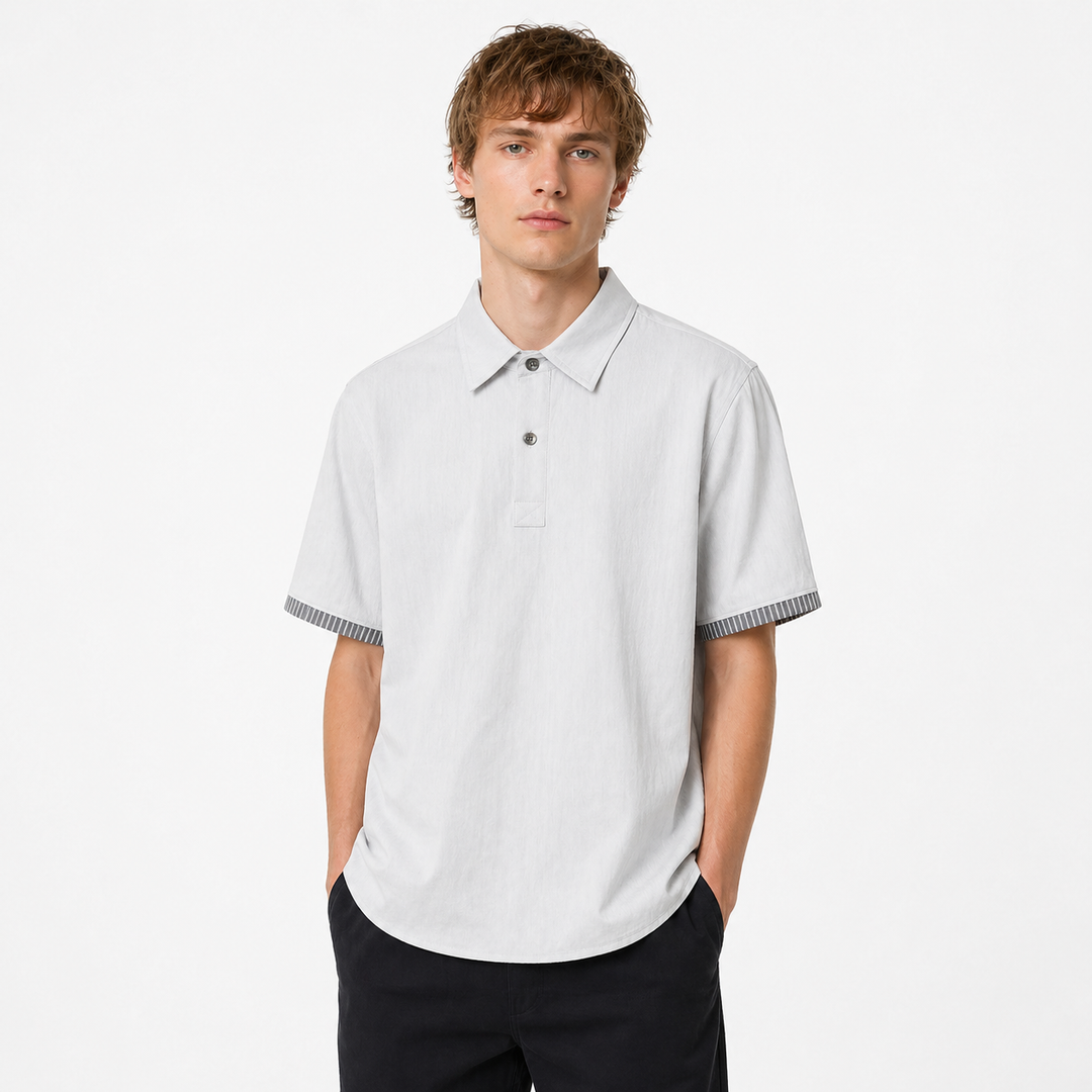 Stilig herrepolo i gråstripet design. Komfortabel slim fit t-skjorte, perfekt for sommer og fritidsbruk.