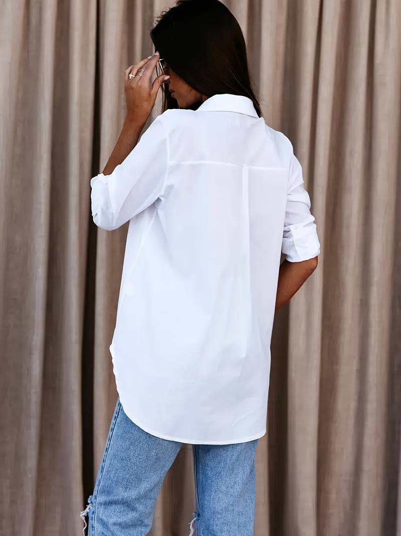 Klassisk damebluse med V-hals, perfekt balanse mellom elegant stil og uovertruffen komfort. Vår/sommer favoritt.