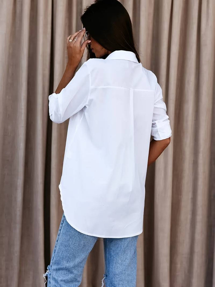Klassisk damebluse med V-hals, perfekt balanse mellom elegant stil og uovertruffen komfort. Vår/sommer favoritt.