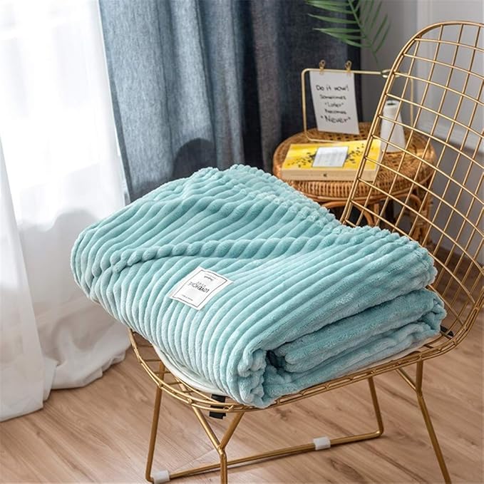 Koselig og mykt stripet pledd, perfekt flanellteppe for å skape hygge i ethvert rom.