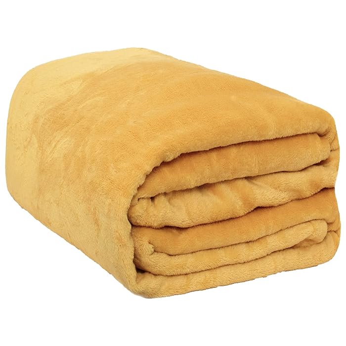 Varmt og mykt teppe, perfekt som soveromsteppe i polyester. Rektangulært design for koselig hjemmeinnredning.
