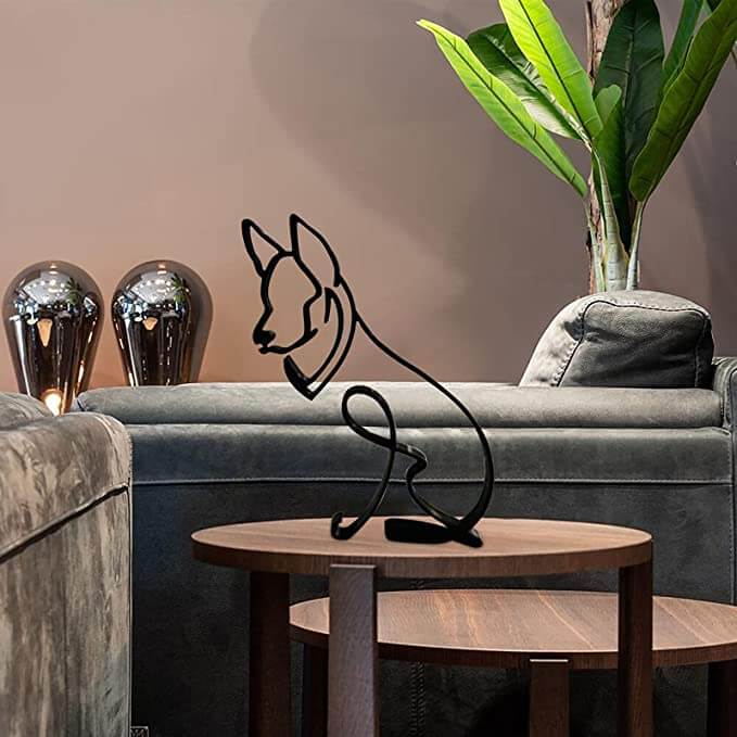 Metallskulptur av en hund, ideell for moderne interiørdesign.