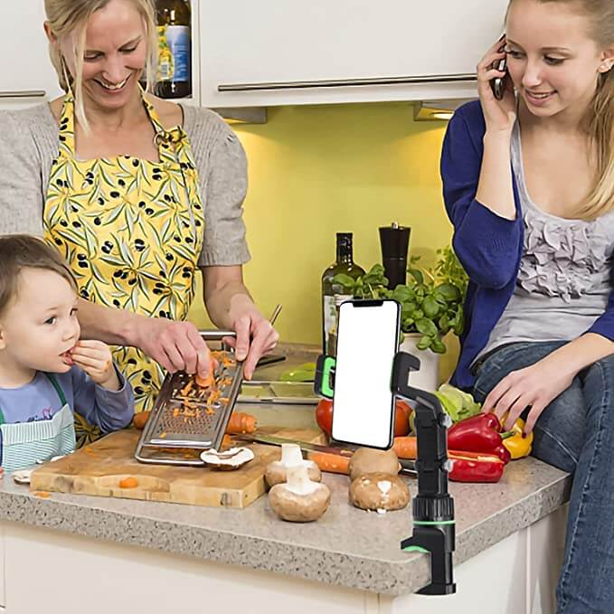 Enkel å montere bilholder til ryggespeil; justerbar telefonholder for alle smarttelefoner.