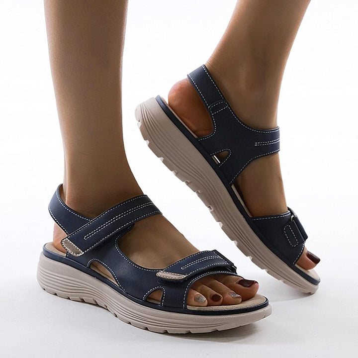 Damesandaler for vår og sommer, med justerbare remmer og god demping i den sklisikre sålen.