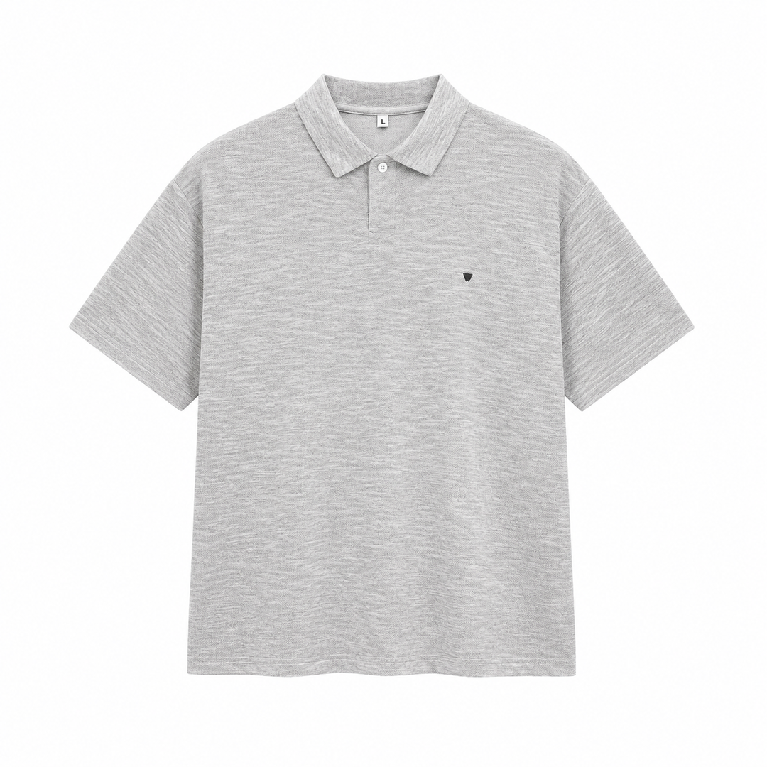 Nærbilde av brodert logo på brystet av en kortermet herre polo t-skjorte, klassisk pikéskjorte.