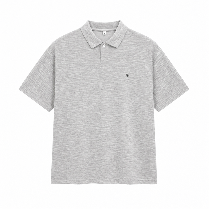 Nærbilde av brodert logo på brystet av en kortermet herre polo t-skjorte, klassisk pikéskjorte.