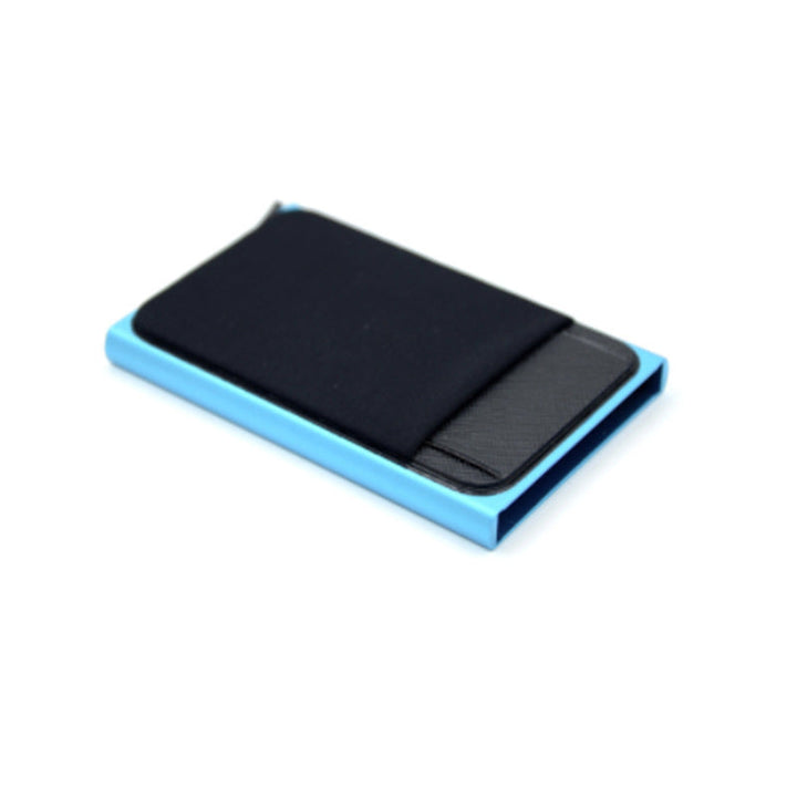Perfekt gave for menn: Slank RFID kortholder i aluminium med smart pop-up mekanisme for sikkerhet.