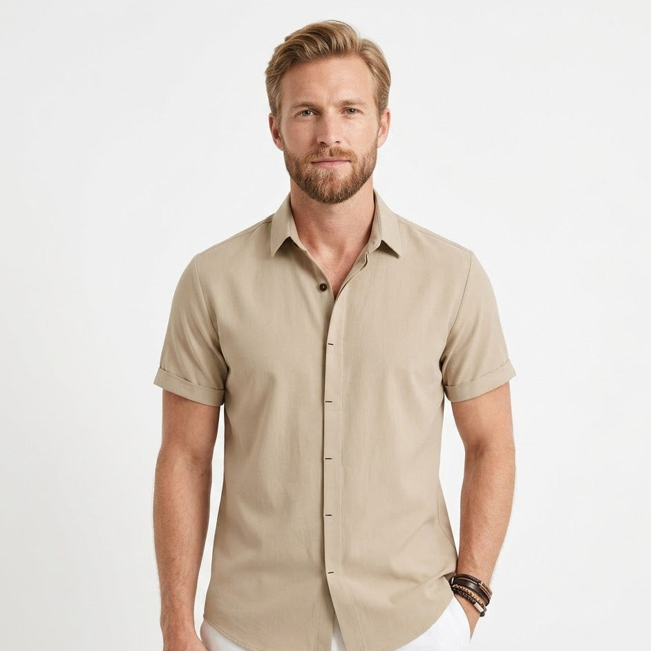 Hvit herre linskjorte med korte ermer. Pustende lin for varme sommerdager, casual og komfortabel.