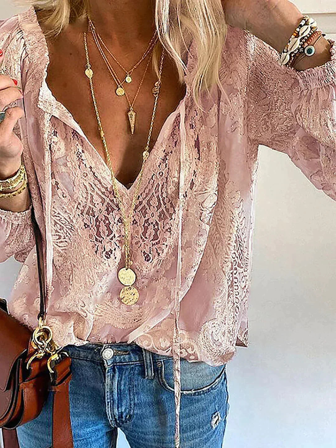 Nærbilde av spisse detaljer på en elegant damebluse. En trendy vårbluse for den motebevisste.