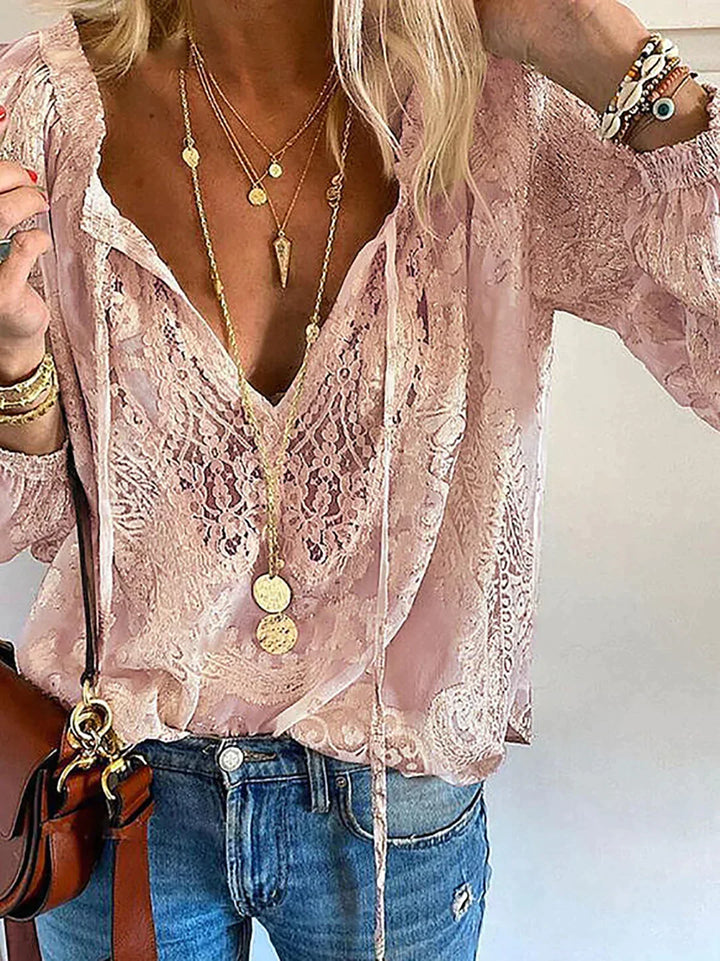 Nærbilde av spisse detaljer på en elegant damebluse. En trendy vårbluse for den motebevisste.