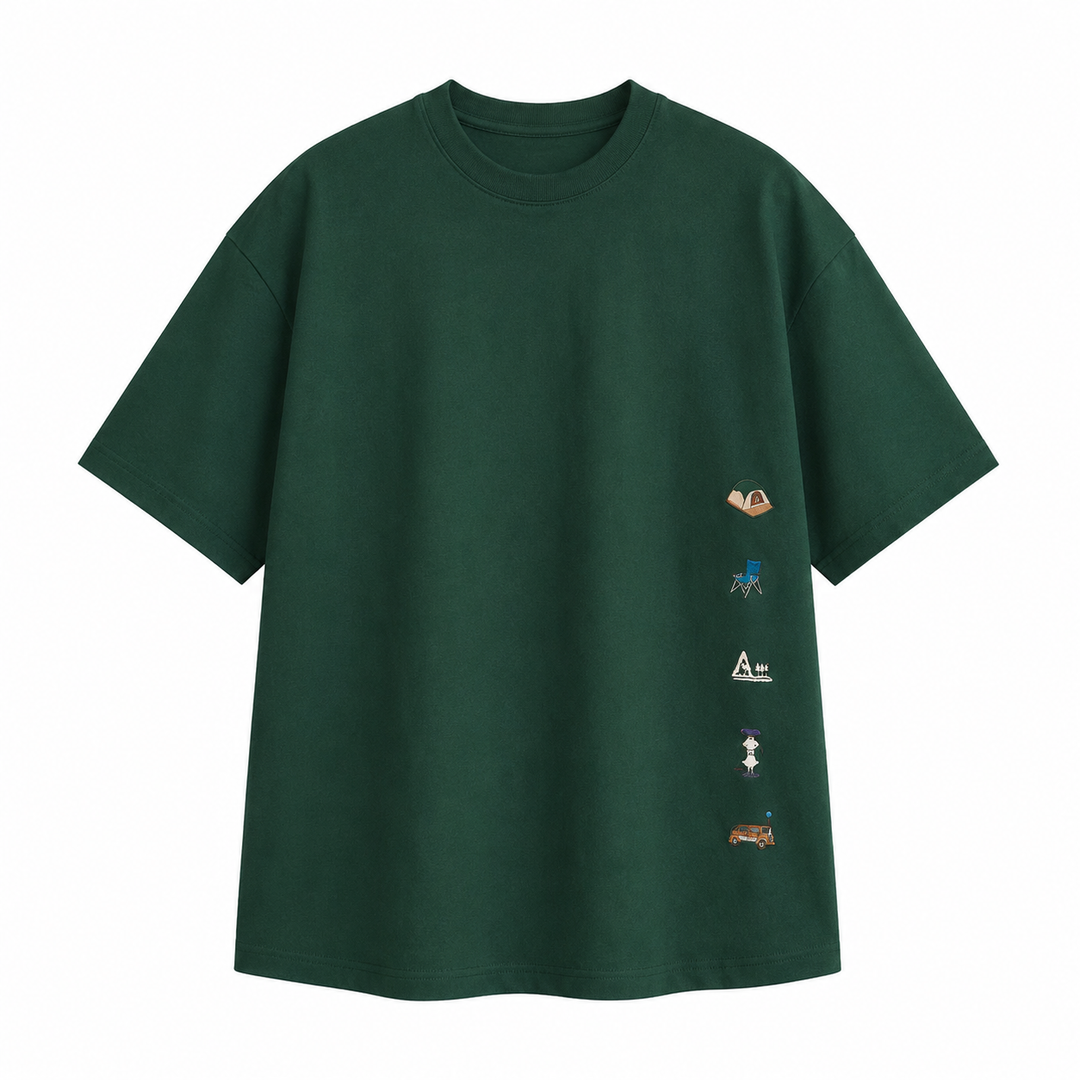 Løs og komfortabel herre sommerskjorte i retro design. Broderte detaljer gir en unik streetwear-look for herremote.