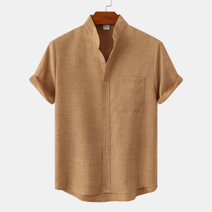 Avslappet herreskjorte i lin med korte ermer. Ideell casual skjorte for sommeren og fritidsbruk.